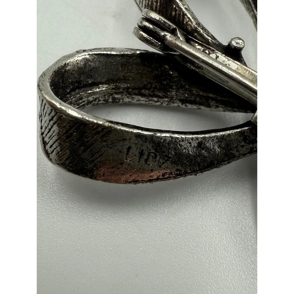 Vintage LIDZ Silver Tone Textured Bow Brooch Pin Ribbon Design Accessory‎